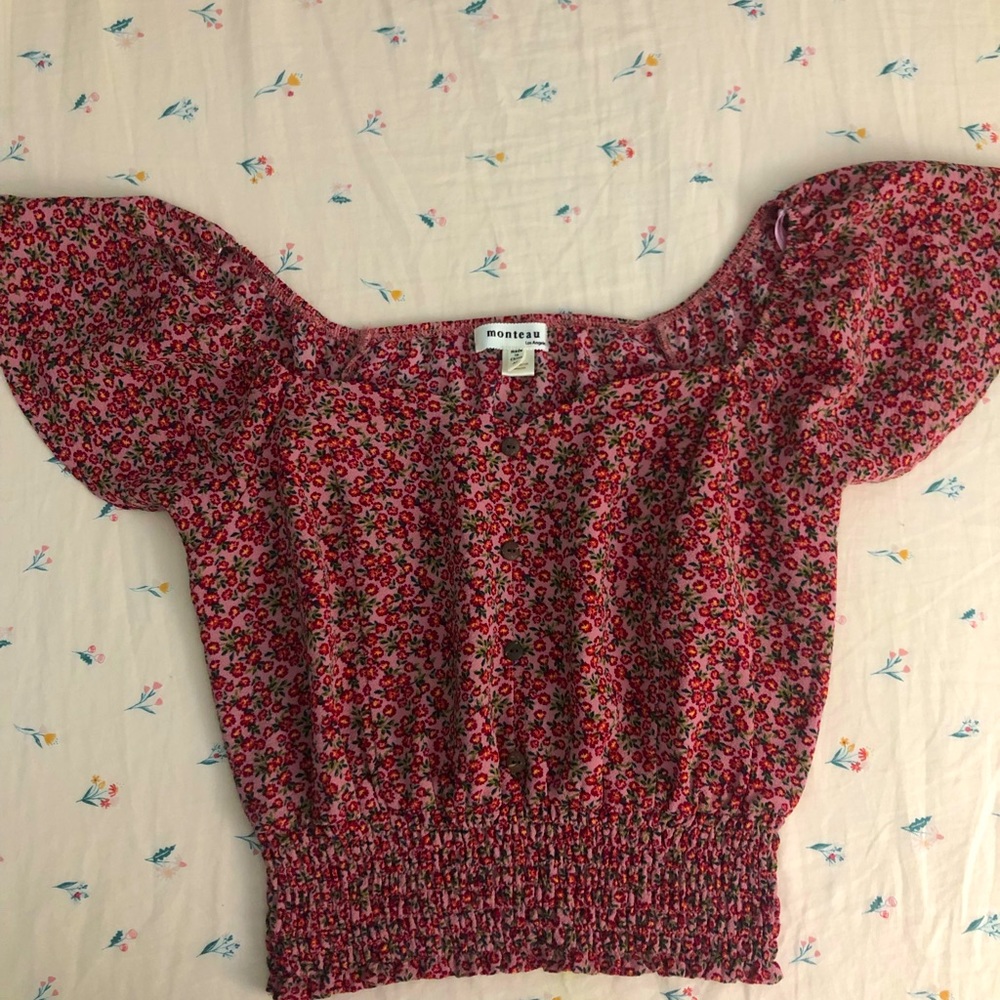 Cute and vibrant short sleeve Monteau blouse, never worn.